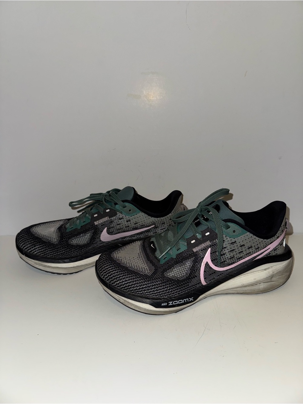 Nike Vomero Women's Size 7 Black Gray Green and Pink Running Sneakers